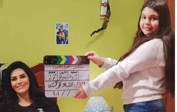 بالصور .. ابنتا نظلي الرواس ترافقانها بيوم تصوير في مسلسل " غفوة القلوب "