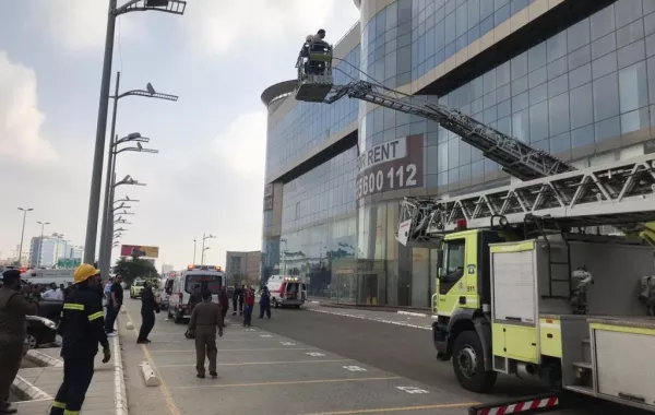 الدفاع المدني يخمد حريق مبنى تجاري بجدة