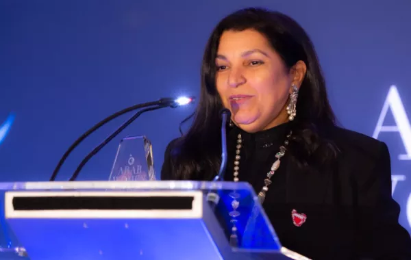 البحرينية نعيمة القصير تحصد جائزة المرأة العربية