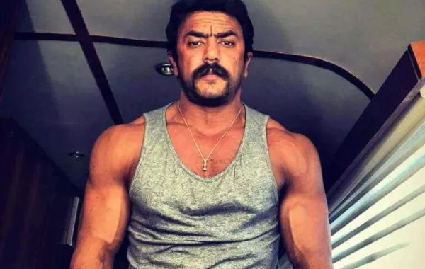 بالصور: أحمد العوضي يعتذر من خطيبته السابقة بعد نشر صورتها بفستان "مكشوف"