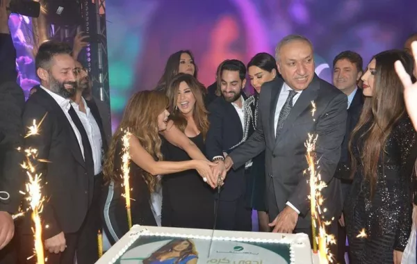 نجوى كرم تتألق بالأسود من فرزاتشي في احتفالية روتانا