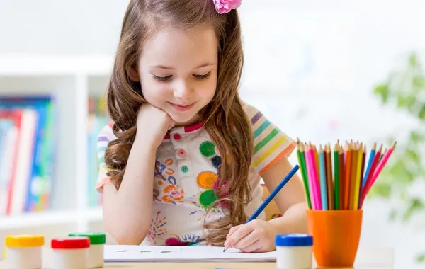 كيف تعلمين طفلك الرسم؟