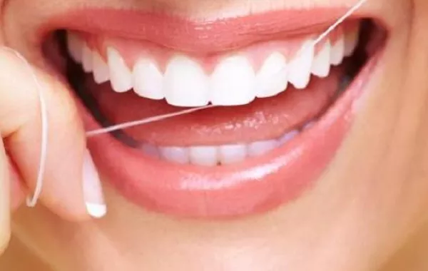 علماء يحذرون من مخاطر استخدام خيط تنظيف الأسنان