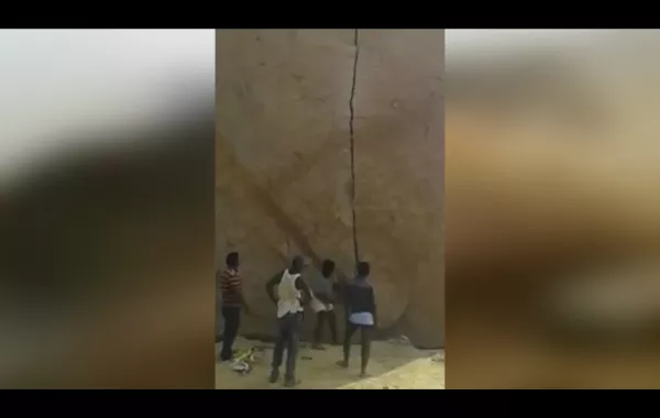  بـ"مطرقة وإزميل" فقط رجال يقسمون صخرة هائلة إلى نصفين