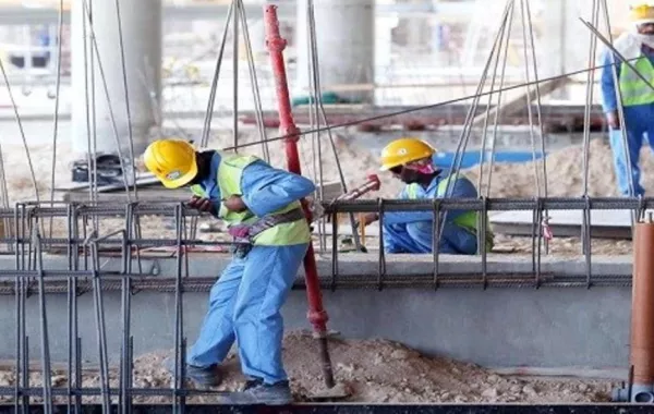 العمل تعتمد شروط وضوابط الاستقدام ونقل الكفالة
