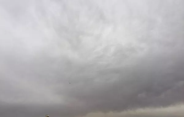 سماء غائمة مع فرصة هطول أمطار