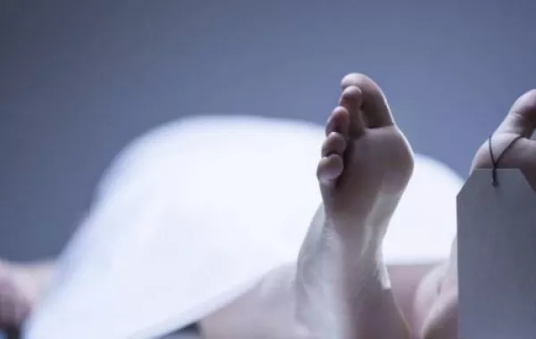اكتشف عامل المشرحة أنها لا تزال حيّة بالصدفة.JPG