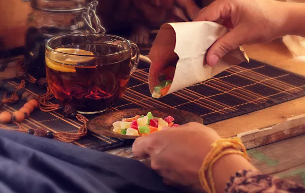 سعوديات يقتحمن قطاع صناعة الحلويات تزامناً مع توطينه