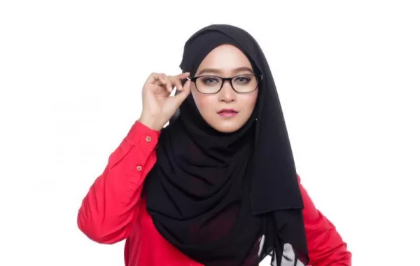  مكياج ناعم لإطلالة المحجبة بالنظارات