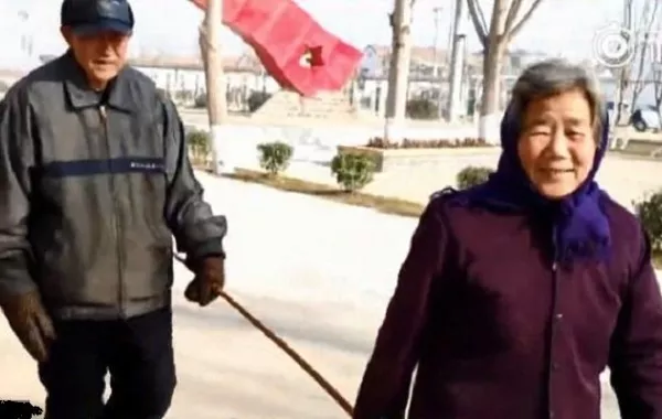 زوجة صماء ترشد زوجها الأعمى طيلة 15 عاماً