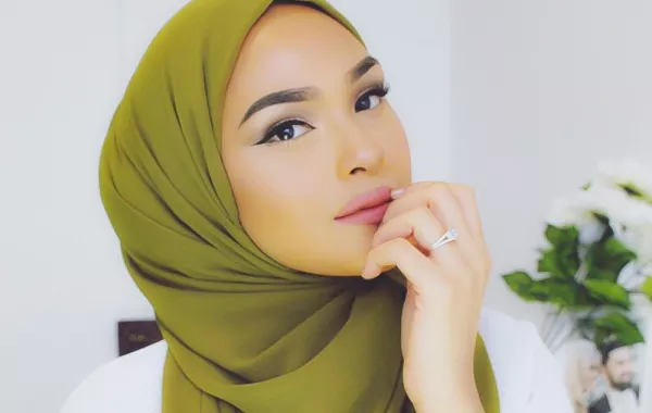  بالفيديو :مكياج ناعم لاطلالة العروس المحجبة السمراء بعد الزفاف