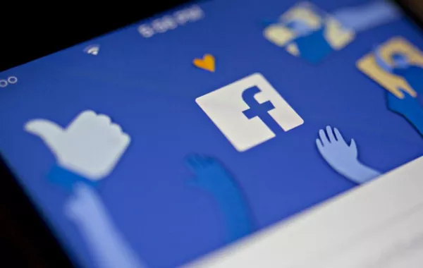 فيس بوك تطوّر تطبيق «LOL» لجذب المراهقين