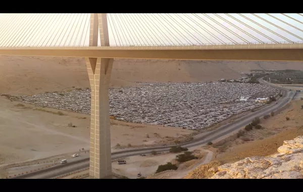 فيديو.. شخص يلقي بنفسه من أعلى الجسر المعلق في الرياض