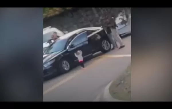 شاهد.. طفلة تسلم نفسها للشرطة رافعة يديها في فلوريدا