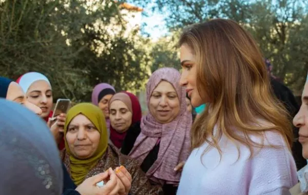 الملكة رانيا وحديثها مع سيدات جمعية سيدات بدر الجديدة الخيرية بعمان.jpg