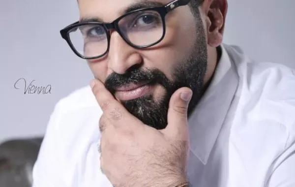 بالفيديو: أحمد سعد يروج لفيلمه الجديد ويتجاهل ريم البارودي