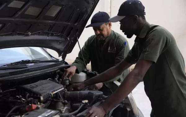 أيادٍ سعودية لصيانة محركات السيارات بوكالة المسجد النبوي