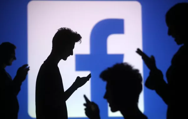 «فيس بوك» يساهم في ضبط سيدتين تتزعمان عصابة مخدرات