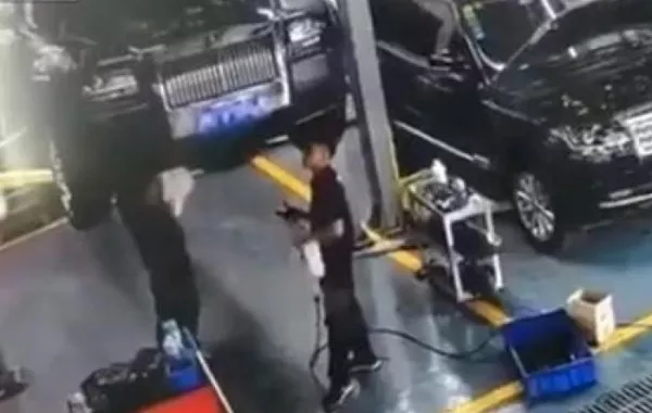 شاهد.. مصرع عامل في محطة بنزين بعد سقوط سيارة فوقه