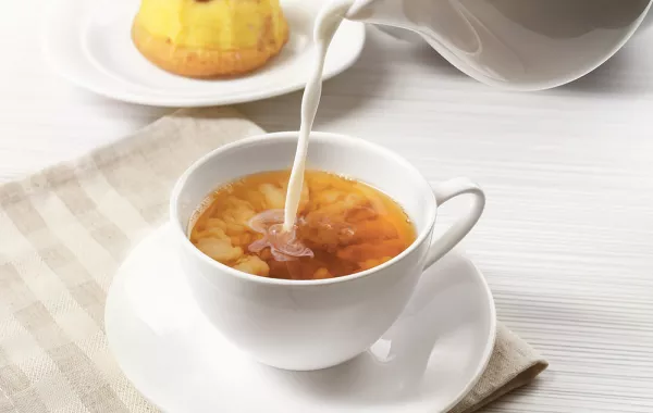 مخاطر شرب الشاي بالحليب للحوامل بعد الإفطار