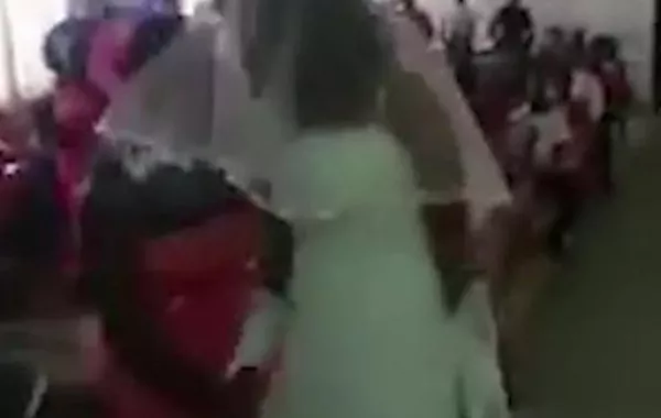 شاهد ماذا فعلت العشيقة في حفل زفافه؟