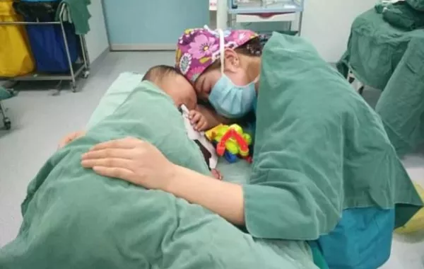 ماذا فعلت الممرضة قبل العملية الجراحية لهذا الصبي؟؟؟