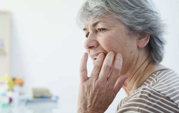 الأسنان... ما علاقتها بالزهايمر؟