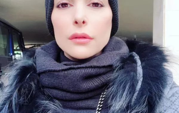 أمل حجازي تثير الجدل  بجديدها "حجابِك تاج" وتقوم باستفتاء : هل الحجاب واجب في القرآن أم لا؟