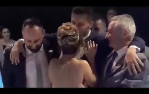 شاهد.. مساعدة مؤثرة جعلت المشلول يرقص ليلة زفافه