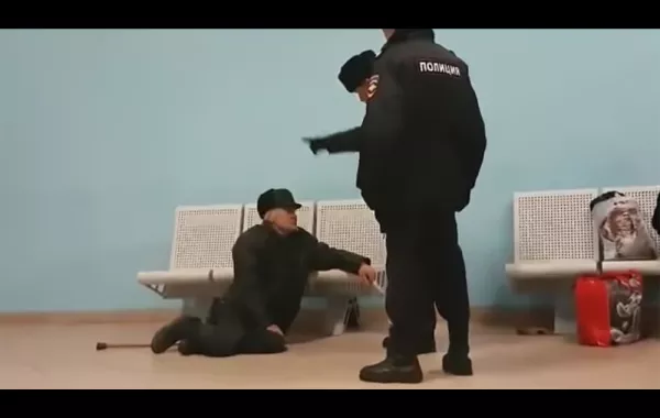 شاهد.. معاقبة ضابط شرطة تعامل بقسوة مع أحد المسنين