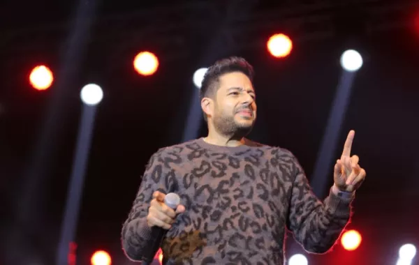 محمد حماقي يحتفل بألبومه الجديد "كل يوم من ده" وسط الجمهور