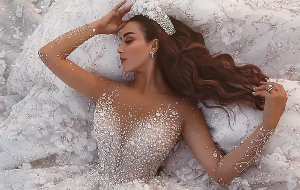 فساتين زفاف مطرزة باللؤلؤ لإطلالة حالمة