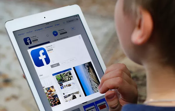 كيف يخدع فيس بوك الأطفال لإنفاق المال؟