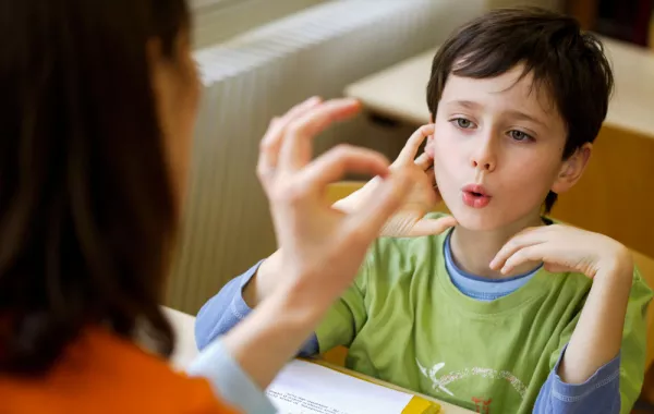 خبراء يحذرون من تعنيف "الطفل المتأتئ"