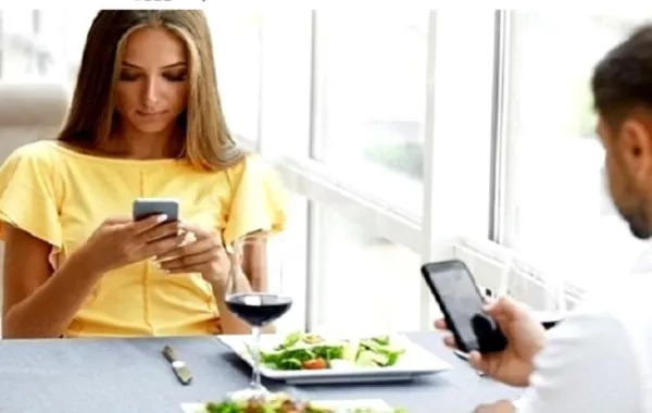 أيها الآباء: أبعدوا هواتفكم عن غرف النوم ومائدة العشاء