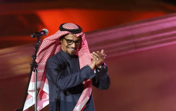 رابح صقر يخاطب جمهور حفله بالرياض: ليه نغني خارج السعودية وأنتم هنا