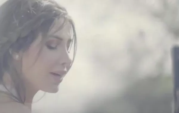"الحب زي الوتر" لـ نانسي عجرم أغنية دافئة وكليب بارد