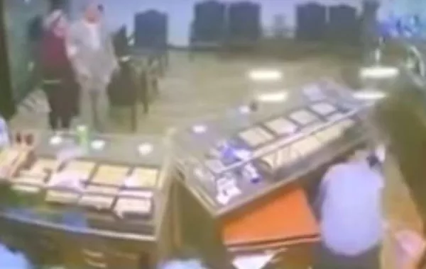 ملثمون ينفذون عملية «سطو مسلح» على محل مجوهرات في القاهرة