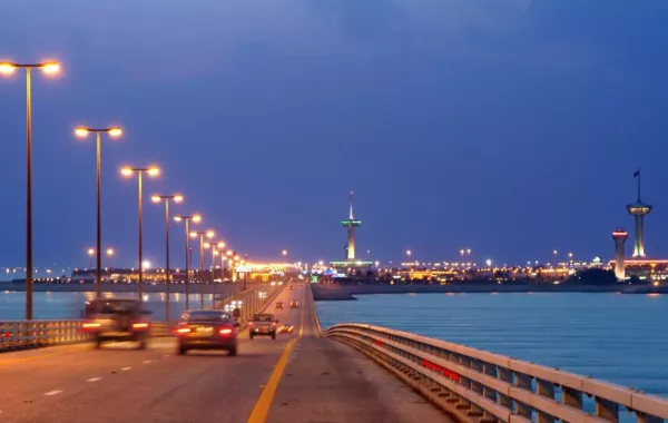 جسر الملك فهد يخصص مساراً للطلبة وذوي الهمم