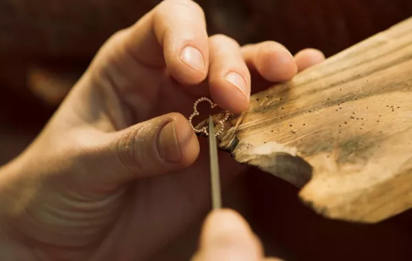 مجموعه ألامبرا الأيقونيه من  Van Cleef & Arpels