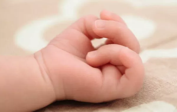 أزمة يعاني منها معظم الآباء والأمهات الجدد.. ما هي؟