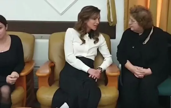 شاهد.. الملكة رانيا تقدم العزاء لأسرة الفنان الراحل نبيل المشيني