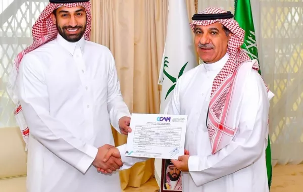 وزير الإعلام السعودي.. يسلم رخصة السينما السابعة لـ "muvi"