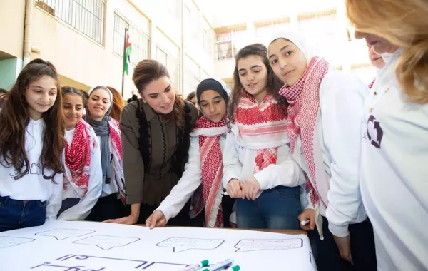 من زيارة الملكة رانيا إلى مدرسة الصويفية الثانوية الشاملة.jpg