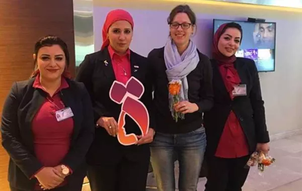 مطار القاهرة يحتفل باليوم العالمي للمرأة بالورود والشوكولاتة