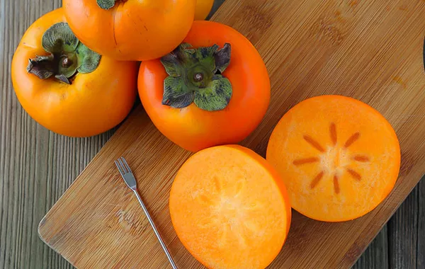 اكتشفي فوائد فاكهة الكاكا في التخلص من السموم