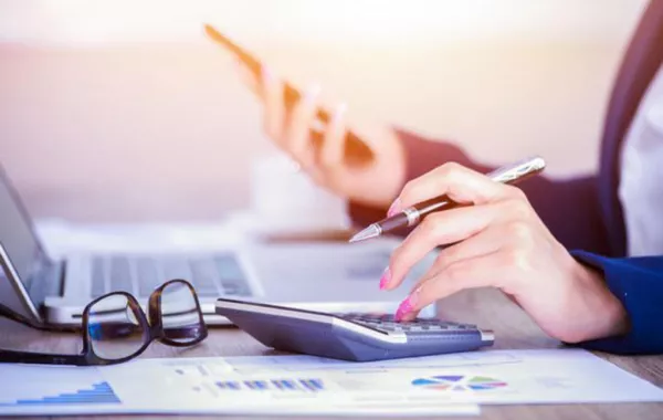 تقطع يدها بالمنشار للحصول على التأمين