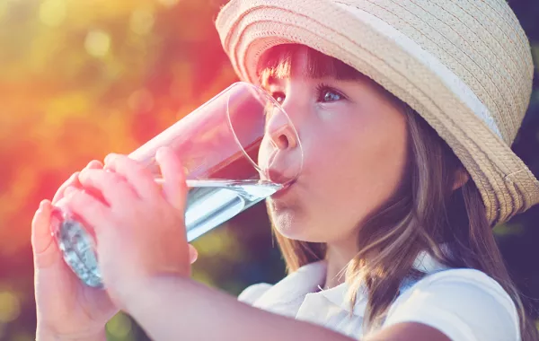 5 خطوات تساعد أولادكِ على شرب الماء