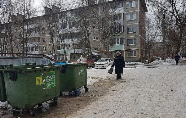ألقت رضيعها في القمامة لتستكمل الحفل مع صديقاتها!