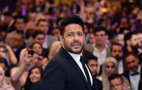 بالفيديو والصور: حماقي يقدم أول حفل غنائي له جالساً على كرسي